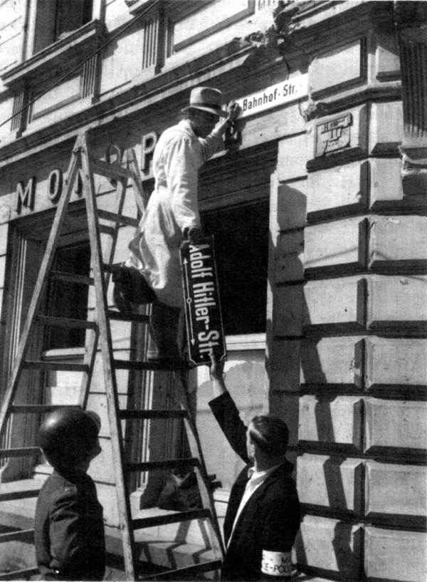 Photo: Die „Adolf-Hitler-Str.“ in Trier erhält ihren alten Namen „Bahnhof-Str.“ wieder