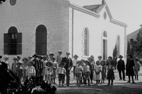 Photo einer Gruppe württembergischer Templer in der Kolonie Wilhelma, Palästina (um 1900).